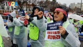 Doctors and medical workers take part in a protest against a plan to admit more students to medical school, in front of the Presidential Office in Seoul, South Korea, February 21, 2024. (REUTERS/Kim Soo-Hyeon)