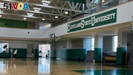 People play basketball at Cleveland State University's recreation center. (Dan Friedell/VOA)