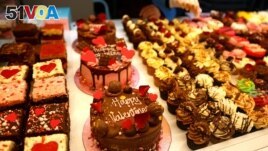 FILE - Cakes with different icing and flavors are for sale ahead of Valentine's Day in London, Britain, February 13, 2023. (REUTERS/Peter Nicholls)