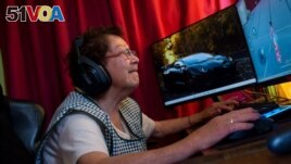 Mar<I>&#</I>237;a Elena Ar<I>&#</I>233;valo, 81, plays Free Fire, a popular online video game, at home at her home in Llay-Llay, Valparaiso Region, Chile, on Dec. 19, 2023. (Photo by Pablo Vera / AFP)
