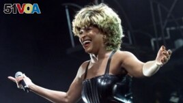 FILE - Singer Tina Turner acknowledges applause after performing on the closing night of her Twenty Four Seven concert tour, at the Arrowhead Pond arena in Anaheim, California, U.S., December 6, 2000. (REUTERS/Rose Prouser/File Photo)