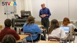 Robert Kunzman teaches a class about how to overcome failure and learn from it. Here, he speaks with students at Indiana University. (Photo courtesy of Robert Kunzman)