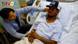 Eduard Caraballo, a Venezuelan migrant, is visited by his wife Viangly Infante at a hospital in El Paso, Texas, U.S., April 3, 2023. (REUTERS/Jose Luis Gonzalez) 