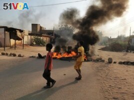 A road barricade is set on fire during what the information ministry calls a military coup in Khartoum, Sudan, October 25, 2021. REUTERS/El Tayeb Siddig