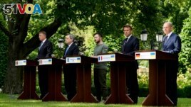 From left, Romanian President Klaus Iohannis, Prime Minister of Italy Mario Draghi, Ukraine President Volodymyr Zelenskyy, France's President Emmanuel Macron and German Chancellor Olaf Scholz attend a conference at the Mariyinsky palace in Kyiv, Ukraine, 