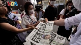 Extra editions of the Yomiuri Shimbun newspaper report on the shooting of Japan's former Prime Minister Shinzo Abe on July 8, 2022.(AP Photo/Eugene Hoshiko)
