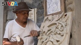 Master stone carver Tom<I>&#</I>225;s Ugarte sculpts quarry at the cemetery in the Mexico City borough of Chilmalhuacan, once the ancient village of Xochiaca, Sunday, July 2, 2023. (AP Photo/Aurea Del Rosario)
