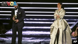 Drake, left, presents the Michael Jackson Video Vanguard Award to Rihanna at the MTV Video Music Awards at Madison Square Garden on Sunday, Aug. 28, 2016, in New York. (Photo by Charles Sykes/Invision/AP)
