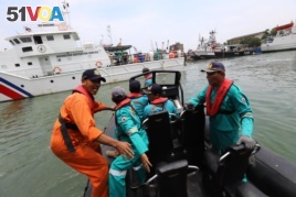 Members of a rescue team prepare to search for survivors from Lion Air flight 610, which crashed into the sea, at the Jakarta seaport on October 29, 2018.