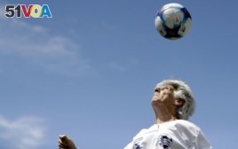 Elba Selva, a former player of Argentina's female national soccer team, plays with a ball in Buenos Aires, Argentina.(AP Photo/Natacha Pisarenko)