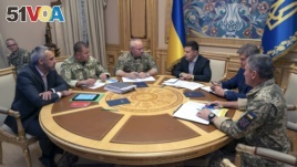 乌克兰总统泽伦斯基在基辅与乌克兰高级军事官员举行会议（资料图）。