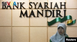 A teller waits for a customer in a branch of Bank Syariah Mandiri in Jakarta. Indonesia is the world's most populous Muslim nation. The government has pledged to strengthen Islamic lending. (REUTERS/Supri). 
