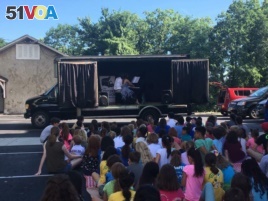 Luby and Zhang perform for campers in Washington, DC, during their 2017 tour. (Photo: The Concert Truck)