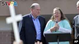 Rowan County Clerk Kim Davis, with Republican presidential candidate Mike Huckabee, left, at her side, speaks after being released from the Carter County Detention Center in Grayson, Kentucky, Sept. 8, 2015. (AP Photo/Timothy D. Easley)