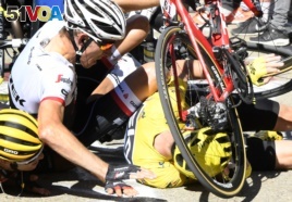 Britain's Chris Froome, wearing the overall leader's yellow jersey, right, Netherlands' Bauke Mollema, center, and Australia's Richie Porte crash at the end of the twelfth stage of the Tour de France cycling race.