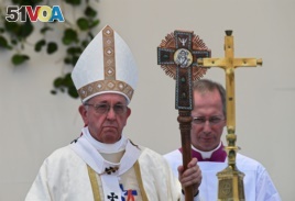 Pope Francis (L) leads a service in Iquique, Chile, on January 18, 2018.