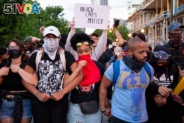 A group of protesters during a standoff with police during a protest against the death in Minneapolis of African-American man George Floyd, in Downtown Atlanta, Georgia, U.S. May 31, 2020. (REUTERS/Dustin Chambers)