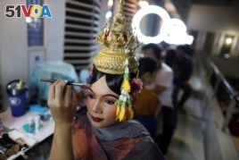 Dancers get ready backstage before a performance of masked theater known as Lakhon Khon in Cambodia. Picture taken November 7, 2018. (REUTERS/Athit Perawongmetha)