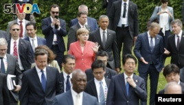 German Chancellor Angela Merkel (C) and U.S. President Barack Obama arrive with other G7 participants for a family picture at the G7 summit at the Elmau castle in Kruen near Garmisch-Partenkirchen, Germany, June 8, 2015. (REUTERS/Christian Hartmann)