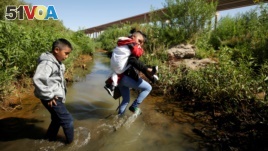  Migrants from Guatemala are seen on the banks of the Rio Bravo river as they cross illegally into the United States to turn themselves in to request asylum in El Paso, Texas, as seen from Ciudad Juarez, Mexico June 6, 2019. REUTERS/Jose Luis Gonzalez
