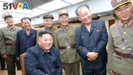 金正恩观看了朝鲜8月10日的导弹试射（朝中社8月11日刊登）。