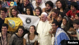 Pope Francis poses for a picture with Argentinian youths during his Wednesday general audience at the Vatican, August 2015. (REUTERS)