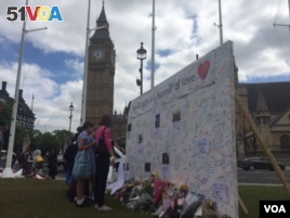 Sidewalk memorials have gone up throughout Britain in honor of lawmaker Jo Cox, whose murder last week allegedly by a far right extremist with mental problems has been followed by a jump in support for remaining in the EU. (L. Ramirez/VOA)