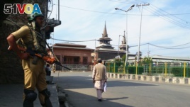 印控克什米尔首府斯利那加，聚礼清真寺前持枪的印度军人。（2018年9月28日，美国之音朱诺拍摄）