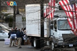 Workers move boxes from the Eisenhower Executive Office Building into a truck on the White House grounds in Washington, U.S., January 14, 2021. (REUTERS/Erin Scott)