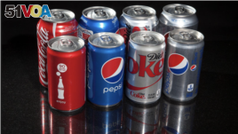 FILE PHOTO: Regular and mini cans of Coke and Pepsi are pictured in this photo illustration in New York, August 5, 2014. REUTERS/Carlo Allegro/File Photo