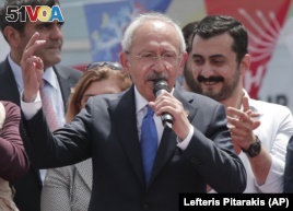 Turkey's main opposition Republican People's Party (CHP) leader Kemal Kilicdaroglu, talks to supporters during his election campaign in Istanbul, Turkey, Sunday, May 24, 2015. 