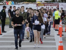 Students leave after attending class at Marjory Stoneman Douglas High School in Parkland, Fla., Feb. 28, 2018. (AP Photo)