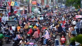 Hundreds of Indonesian Muslims crowd a shopping area to purchase new clothes, a custom ahead of Eid al-Fitr which marks the end of the Muslim holy month of Ramadan in Bekasi, West Java, on May 22, 2020,