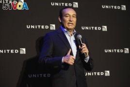 United Airlines CEO Oscar Munoz delivers a speech last year in New York City.