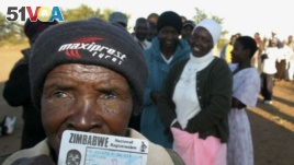 手举身份证的津巴布韦居民