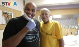 Craig Sager poses with former NBA player Charles Barkley. Sager was being treated for cancer in Houston, Texas and died on Thursday.