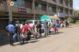 People queue for COVID-19 vaccine shots at Zimbabwe's largest health institution, Parirenyatwa Hospital, in Harare, June 08, 2021. (Columbus Mavhunga/VOA)