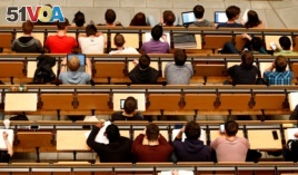 FILE PHOTO: Students attend a lecture in the auditorium of a university in Munich, Germany, May 25, 2016. REUTERS/Michaela Rehle