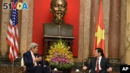 U.S. Secretary of State John Kerry, left, and Vietnamese President Truong Tan Sang talks during a meeting at the Presidential Palace in Hanoi, Vietnam, Friday, Aug. 7, 2015. (Brendan Smialowski via AP)