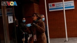 People wear protective face coverings at Santa Cristina University Hospital in Madrid, Spain, January 10, 2024. (REUTERS/Susana Vera)