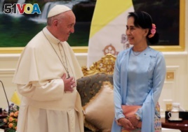 Pope Francis meets Myanmar's State Counsellor Aung San Suu Kyi in Naypyitaw, Myanmar November 28, 2017. REUTERS/Max Rossi - RC1C8A19CBA0