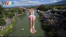 On July 19m 2020, a diver jumps from the 22-meter-high bridge 