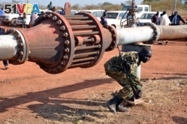 FILE PHOTO: An armed member of the South Sudanese security forces is seen during a ceremony marking the restarting of crude oil pumping at the Unity oilfields in South Sudan, January 21, 2019. (REUTERS/Samir Bol/File Photo)