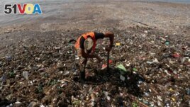 FILE - A soldier pauses while cleaning plastic and other debris on the shores of Montesinos beach, in Santo Domingo, Dominican Republic July 19, 2018. (REUTERS/Ricardo Rojas/File Photo)