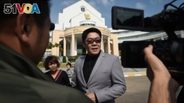 Kong Suriyamontol (C-with sunglasses), the Thai lawyer for Japanese national Mitsutoki Shigeta, speaks to the press after his client was granted paternity rights to his children, at a juvenile court in Bangkok on February 20, 2018. (AFP PHOTO / LILLIAN SUWANRUMPHA)