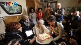 Verbania's Mayor Silvia Marchionini, right, presents Emma Morano with a cake during a celebration of her 117th birthday in Verbania, Italy, Tuesday, Nov. 29, 2016.