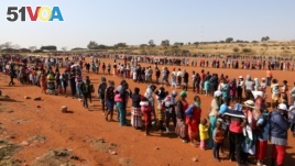 People stand in a queue to receive food aid amid the spread of the coronavirus disease (COVID-19), at the Itireleng informal settlement, near Laudium suburb in Pretoria, South Africa, May 20, 2020. (REUTERS/Siphiwe Sibeko)