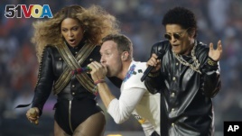 Beyonc<I>&#</i>233;, Coldplay singer Chris Martin and Bruno Mars perform during halftime of the NFL Super Bowl 50 football game Sunday, Feb. 7, 2016, in Santa Clara, Calif. (AP Photo/Julio Cortez)