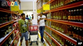Cuba has opened a shop in Havana that could operate as the country's first wholesale store for the new private sector. This shop will offer products in bulk, or large amounts, at lower prices than in regular stores. 
