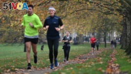 People exercise in Green Park in central London on November 8, 2020, during a second national lockdown. (Photo by DANIEL LEAL-OLIVAS / AFP)